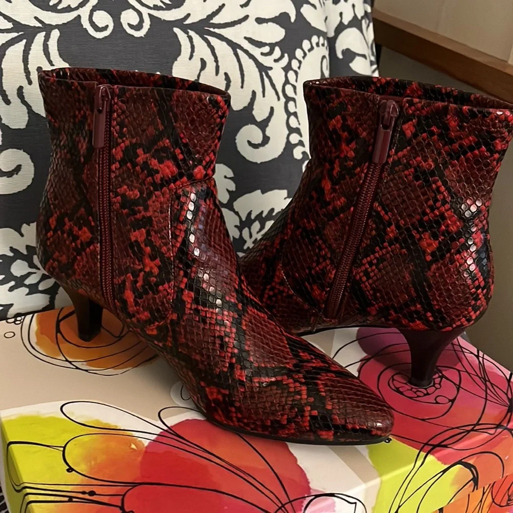 Ladies SZ 6.5 AMELIA GRACE Vino Multi Nadita Faux Snakeskin Red/Black - Picture 5 of 16
